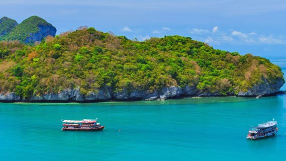 Inseln und Ausflugsboote im Ang Thong Nationalpark vor Koh Samui