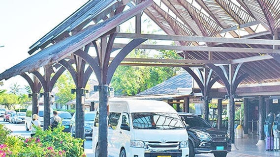 Ankunftsbereich am Flughafen Koh Samui mit Transfer-Minibus