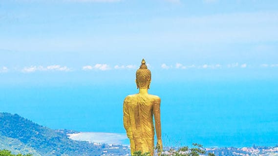 Goldene Buddha-Statue am höchsten Punkt von Koh Samui mit Blick aufs Meer