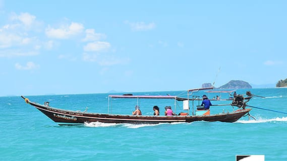 Traditionelles Longtailboot auf türkisfarbenem Wasser vor Koh Samui im Mai