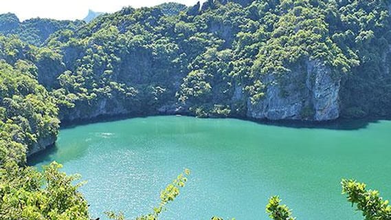 Türkisgrüne Lagune im Ang Thong Nationalpark, im Oktober noch mit dem Boot erreichbar