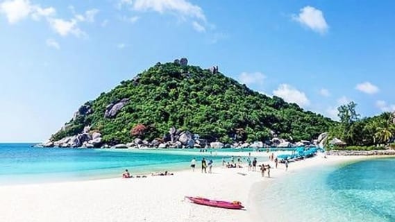 Strand mit Aussichtshügel auf Koh Nang Yuan bei einem Tagesausflug von Koh Samui im September