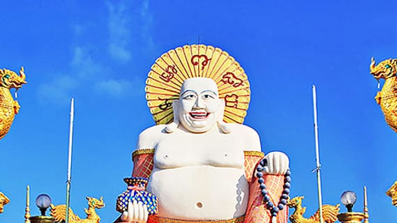 Goldene Buddha-Statue an einem Tempel auf Koh Samui, Symbolbild für Verhaltensregeln in Thailand