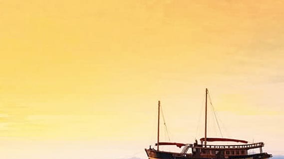 Segelboot vor goldenem Sonnenuntergang im Golf von Thailand vor Koh Samui