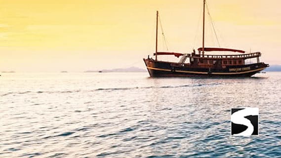 Holzschiff im Sonnenuntergang vor der Küste von Koh Samui
