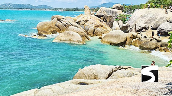 Granitfelsen und türkisfarbenes Wasser an der Küste von Koh Samui