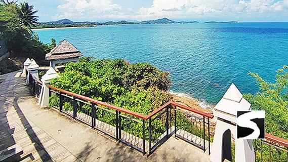 Aussichtspunkt an der Küste von Koh Samui mit Blick über das blaue Meer