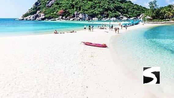 Weiße Sandbank von Koh Nang Yuan bei Koh Tao mit türkisblauem Meer