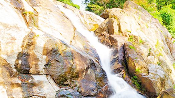 Hin Lad Wasserfall auf Koh Samui zwischen Felsen im Dschungel