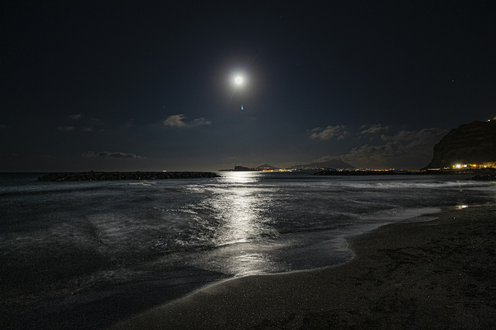 Vollmond über dem Meer