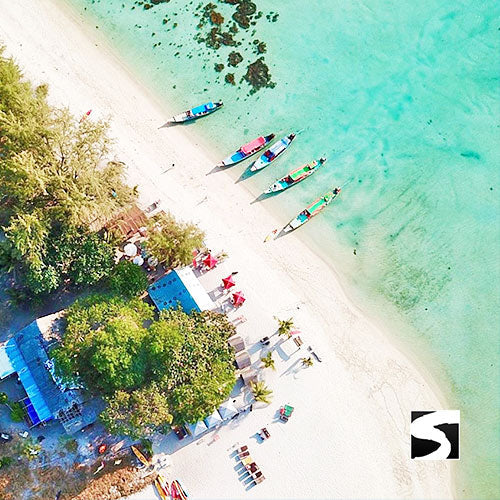 Strand von Koh Madsum aus der Luft, mit Booten davor